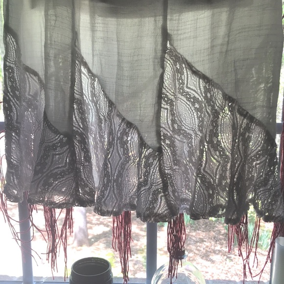 Beautiful white skirt with lace detailing - Picture 2 of 2